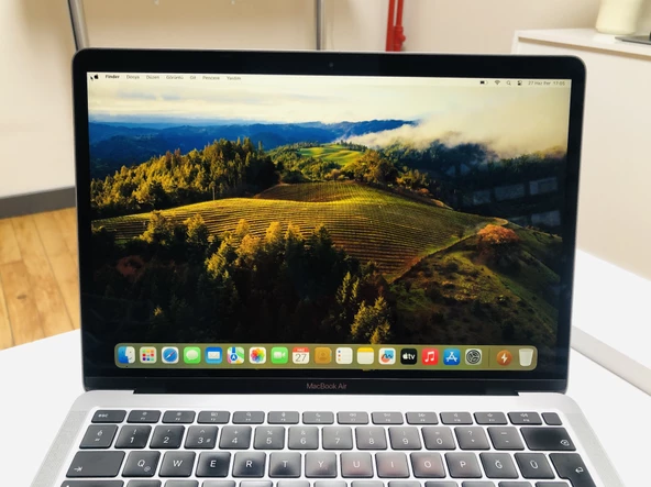 APPLE A2337 MACBOOK AİR 2020 M1 8GB RAM 256GB SSD - SIFIR AYARINDA , MAĞAZA GARANTİLİ